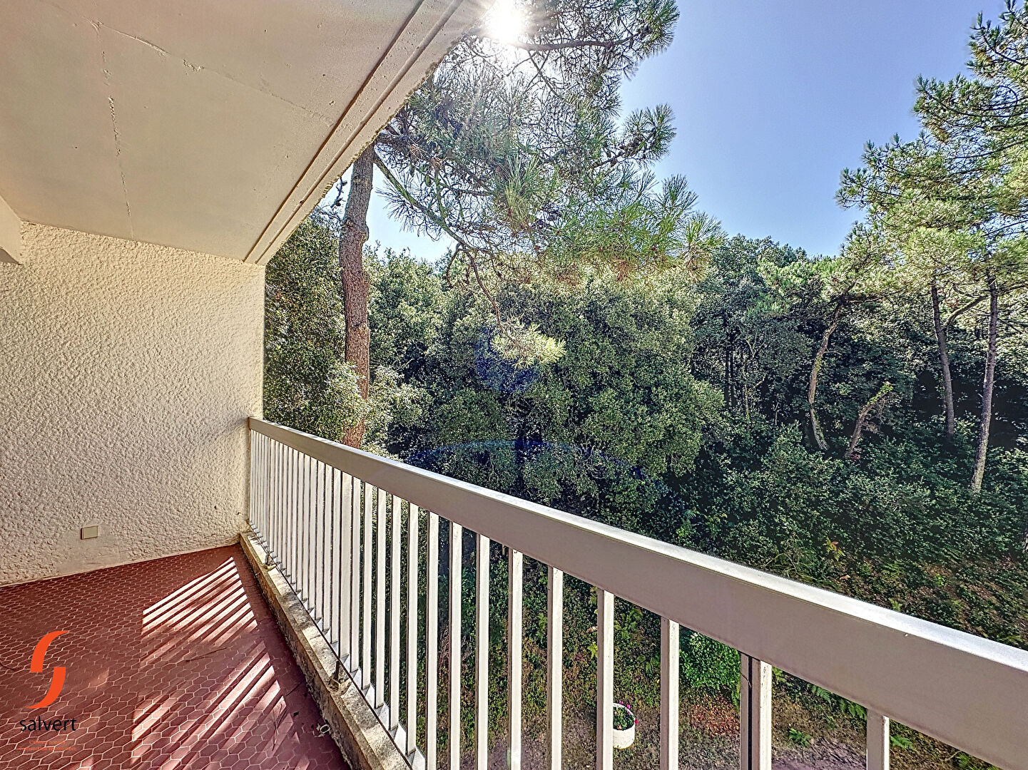 A vendre, appartement studio avec terrasse. 7\/17