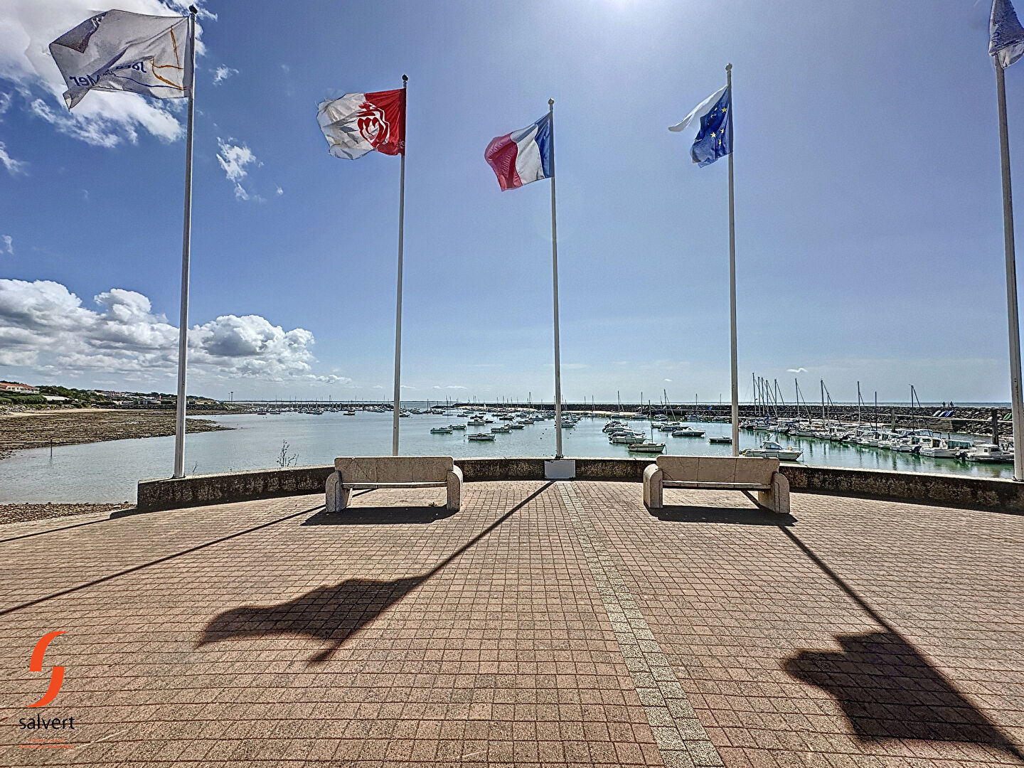 A vendre, appartement studio avec terrasse. 17\/17